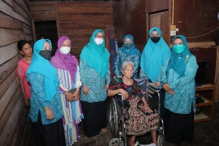 Tim Penggerak PKK Kabupaten Siak & PT BSP Serahkan Bantuan Sembako